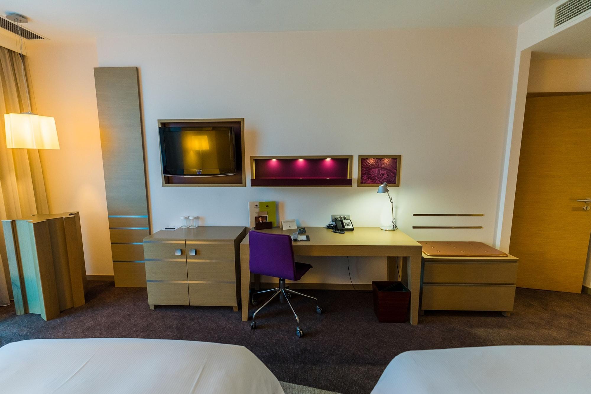 Doubletree By Hilton Oradea Hotel Ngoại thất bức ảnh