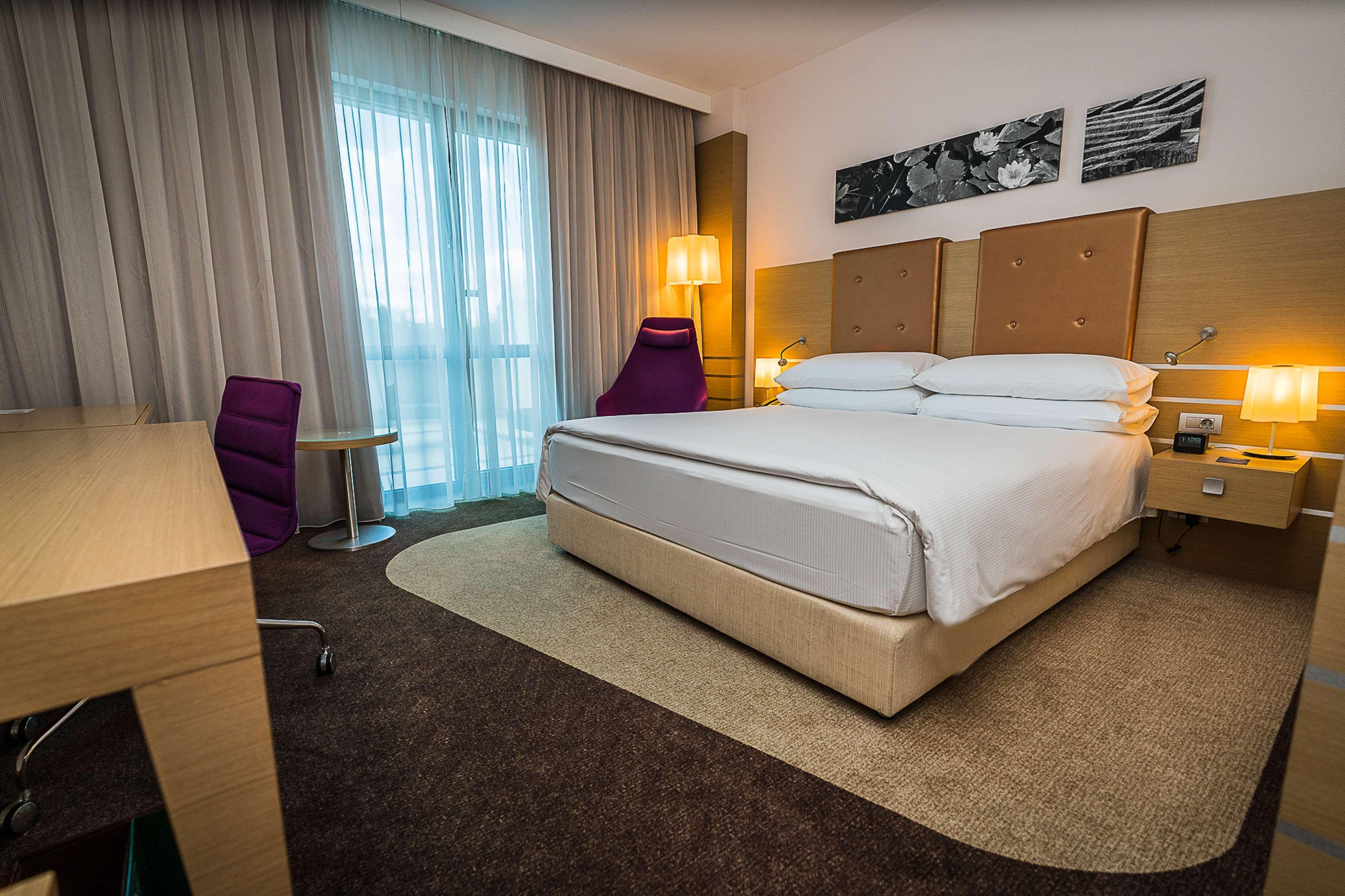 Doubletree By Hilton Oradea Hotel Ngoại thất bức ảnh