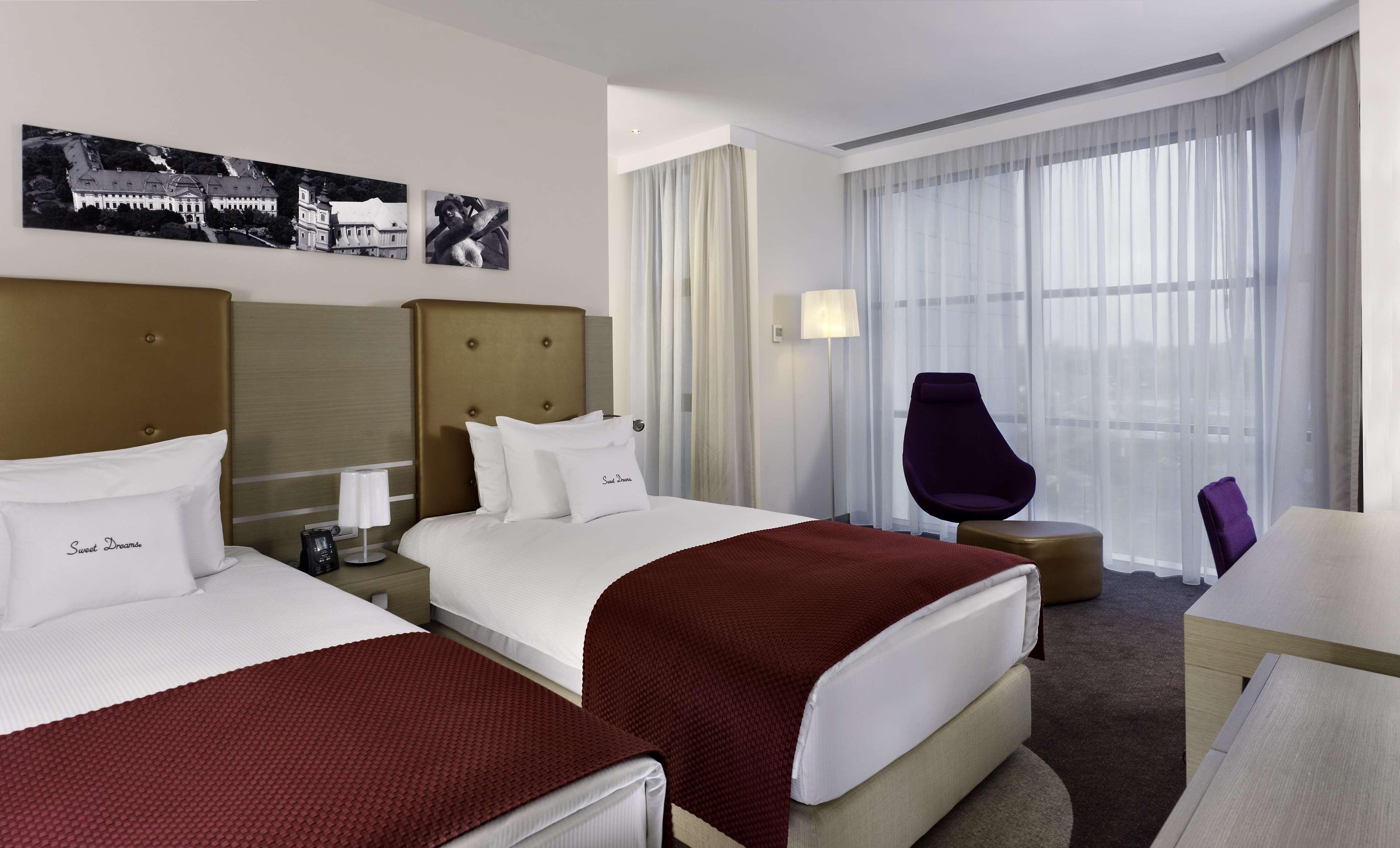 Doubletree By Hilton Oradea Hotel Phòng bức ảnh