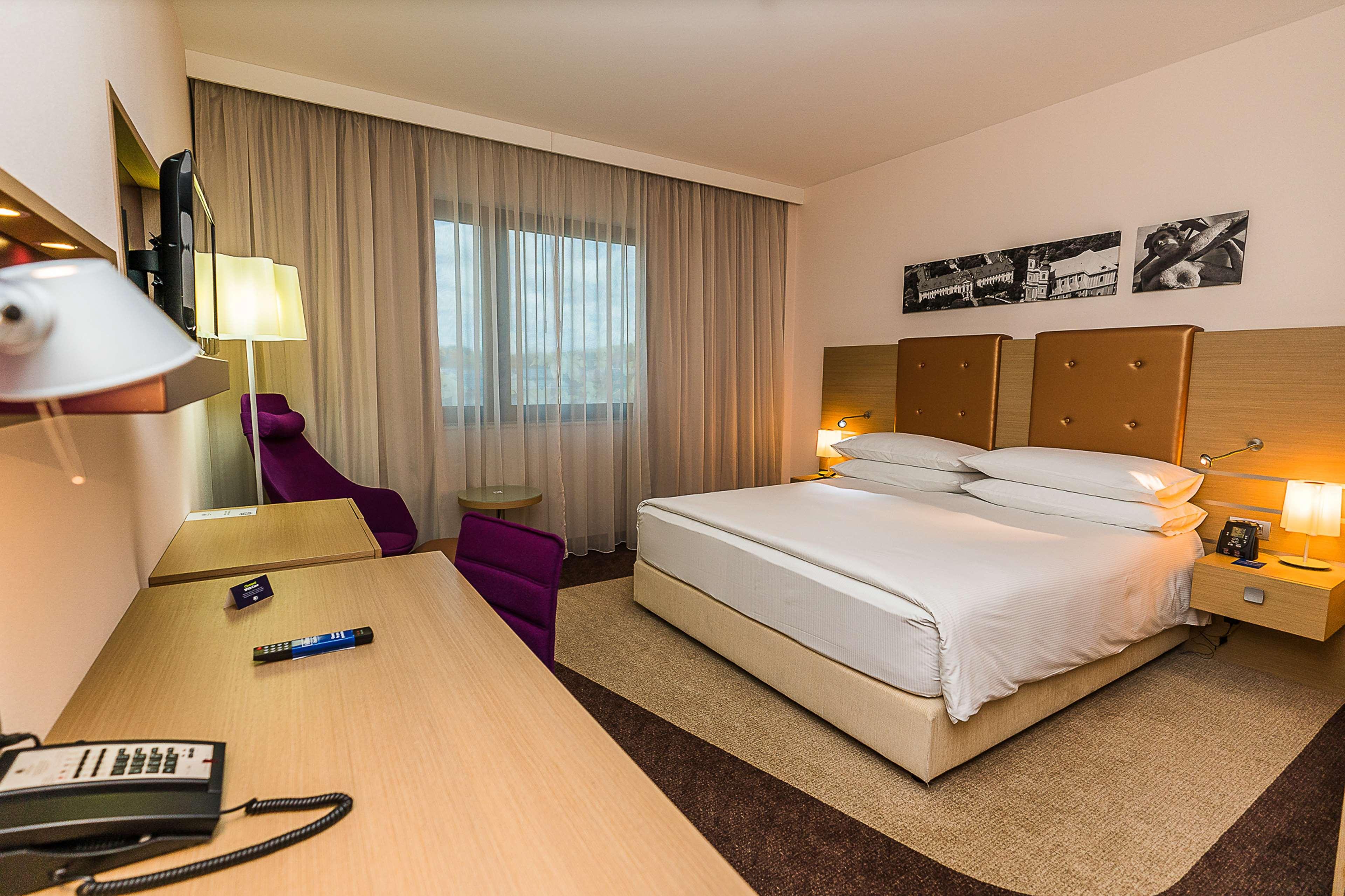 Doubletree By Hilton Oradea Hotel Ngoại thất bức ảnh