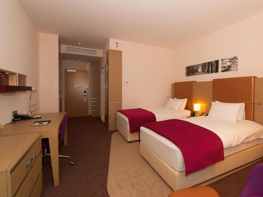Doubletree By Hilton Oradea Hotel Ngoại thất bức ảnh