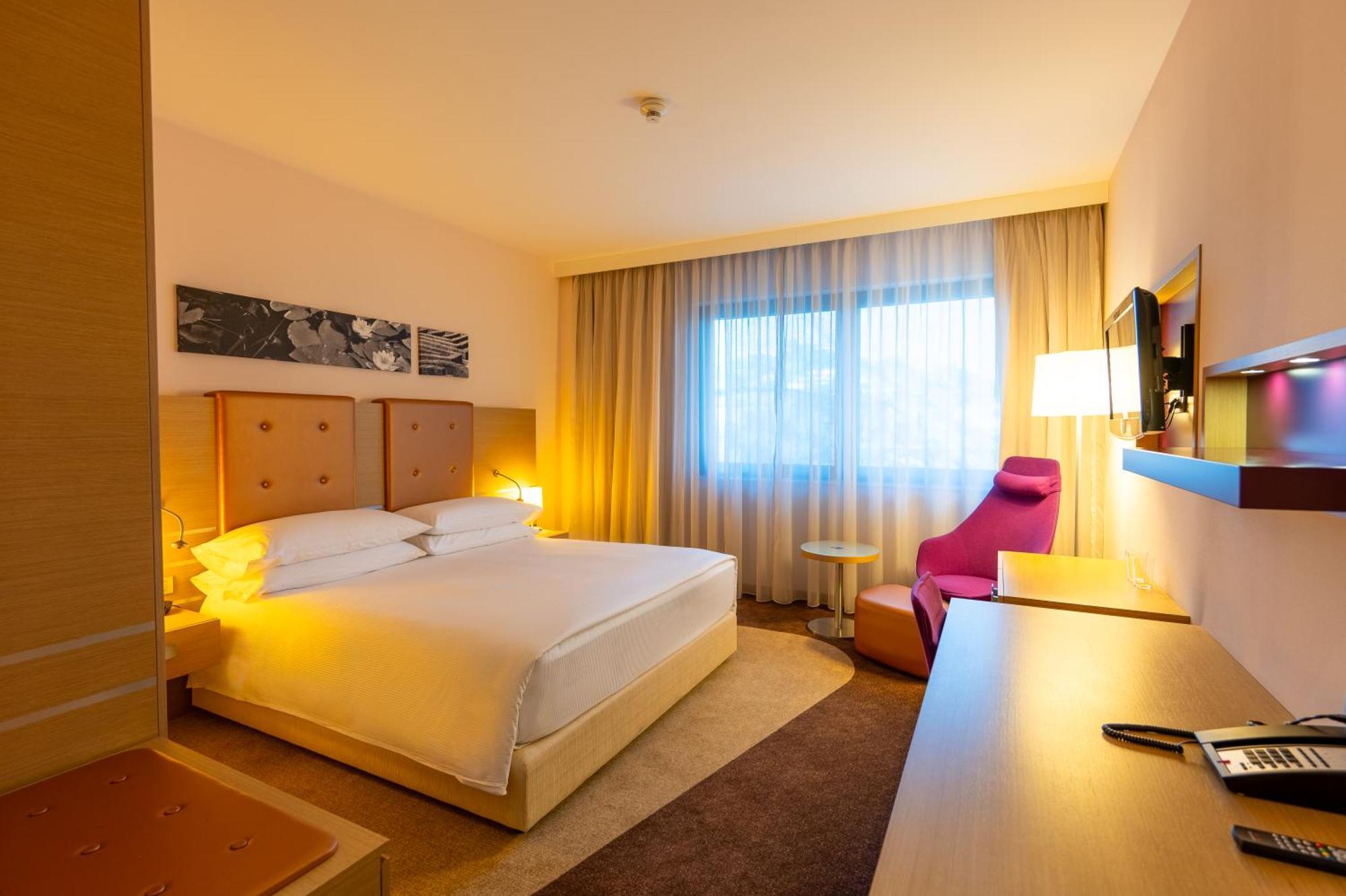 Doubletree By Hilton Oradea Hotel Ngoại thất bức ảnh