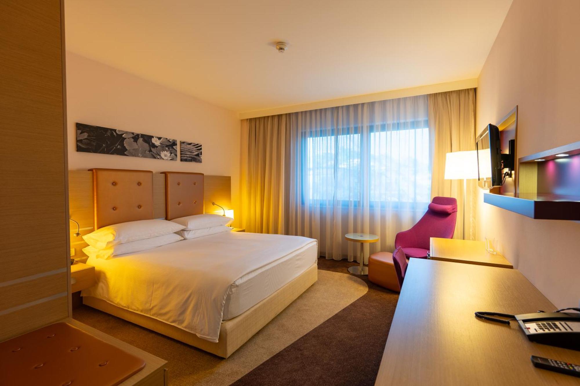 Doubletree By Hilton Oradea Hotel Ngoại thất bức ảnh