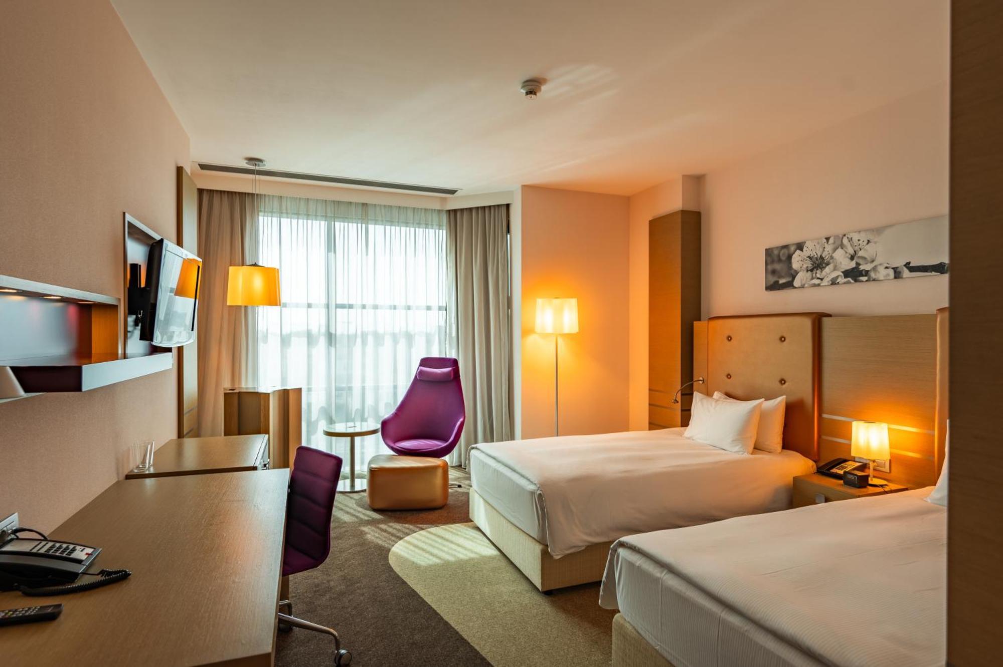 Doubletree By Hilton Oradea Hotel Ngoại thất bức ảnh