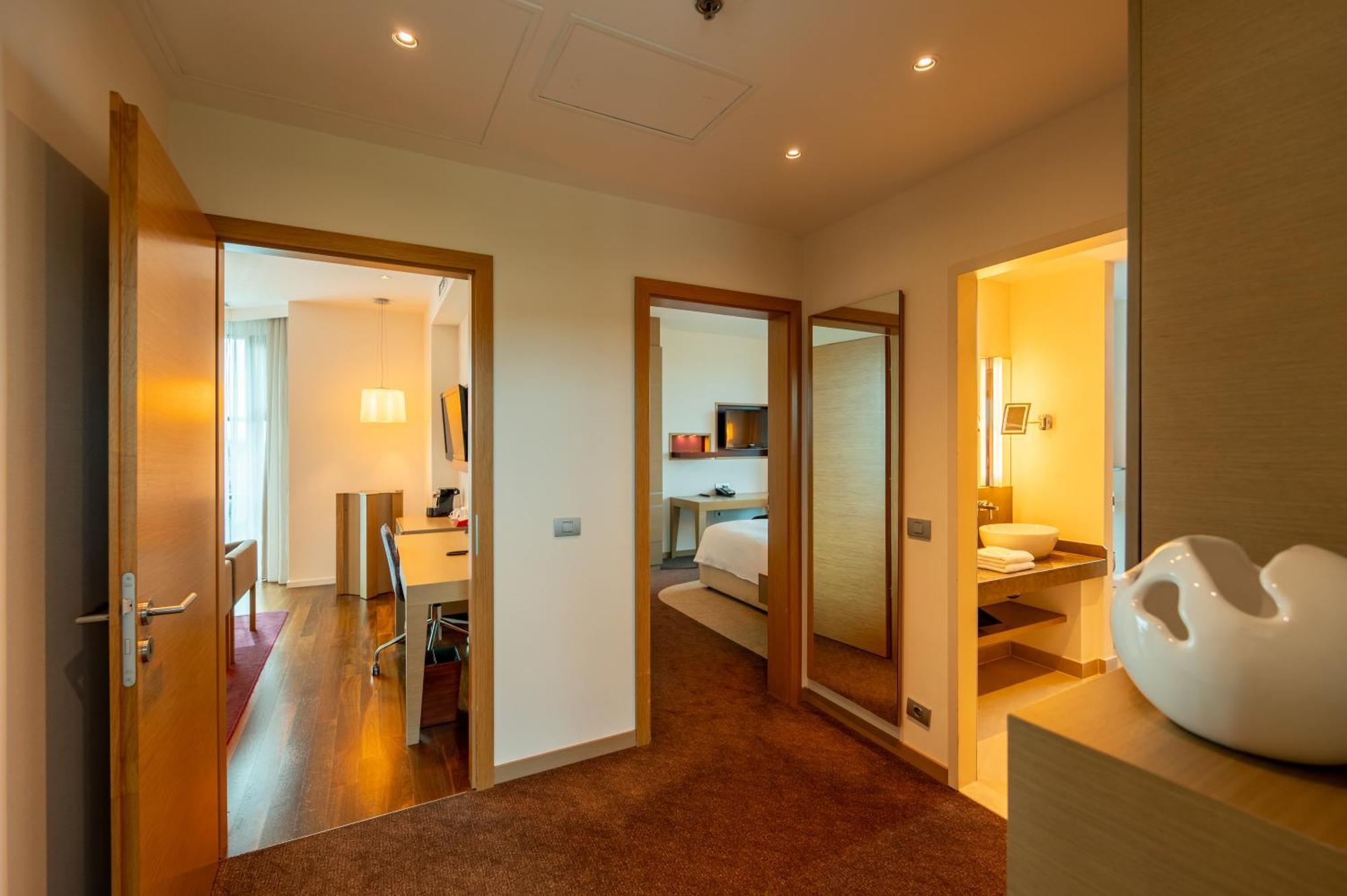 Doubletree By Hilton Oradea Hotel Ngoại thất bức ảnh