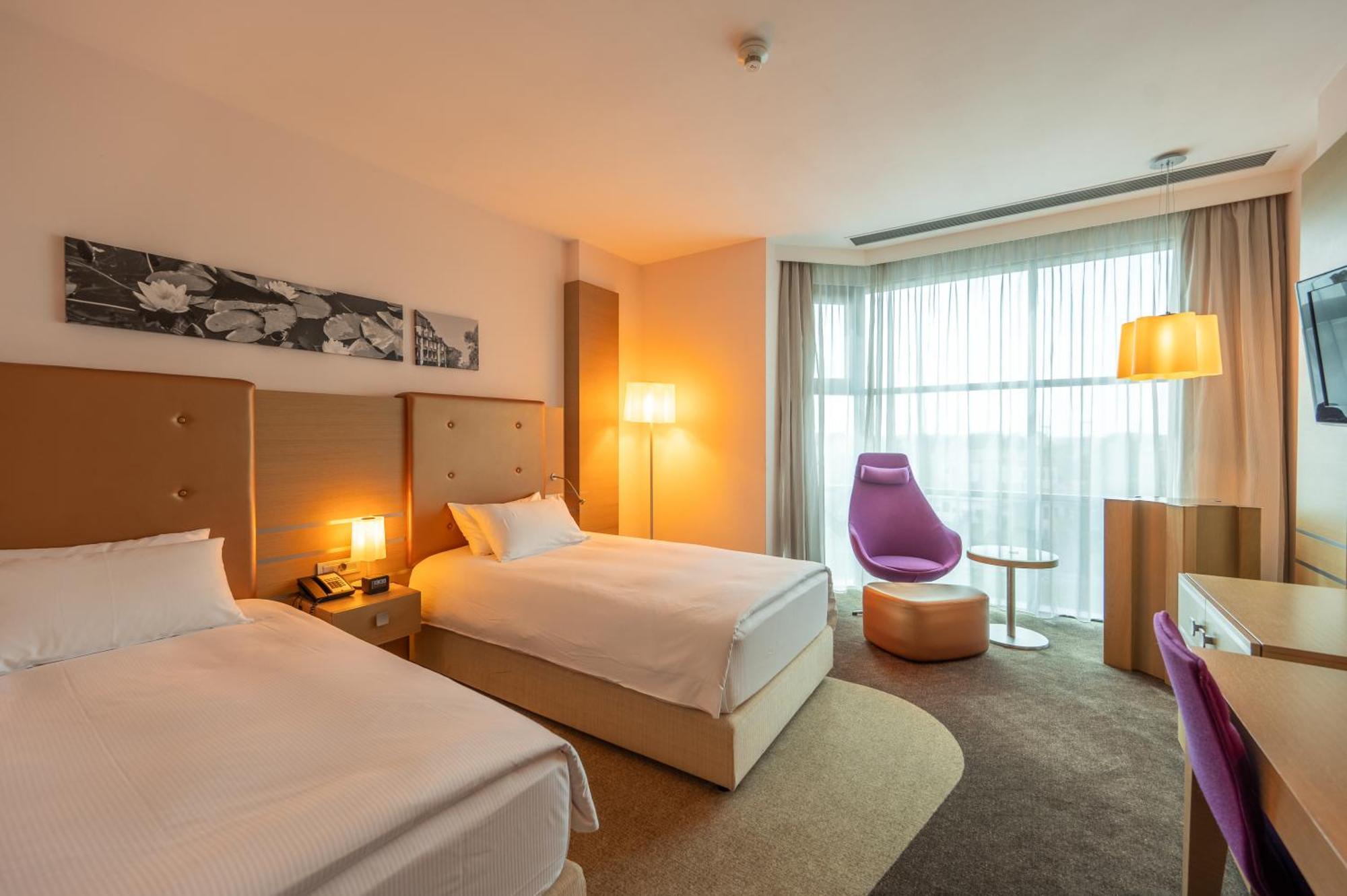 Doubletree By Hilton Oradea Hotel Ngoại thất bức ảnh