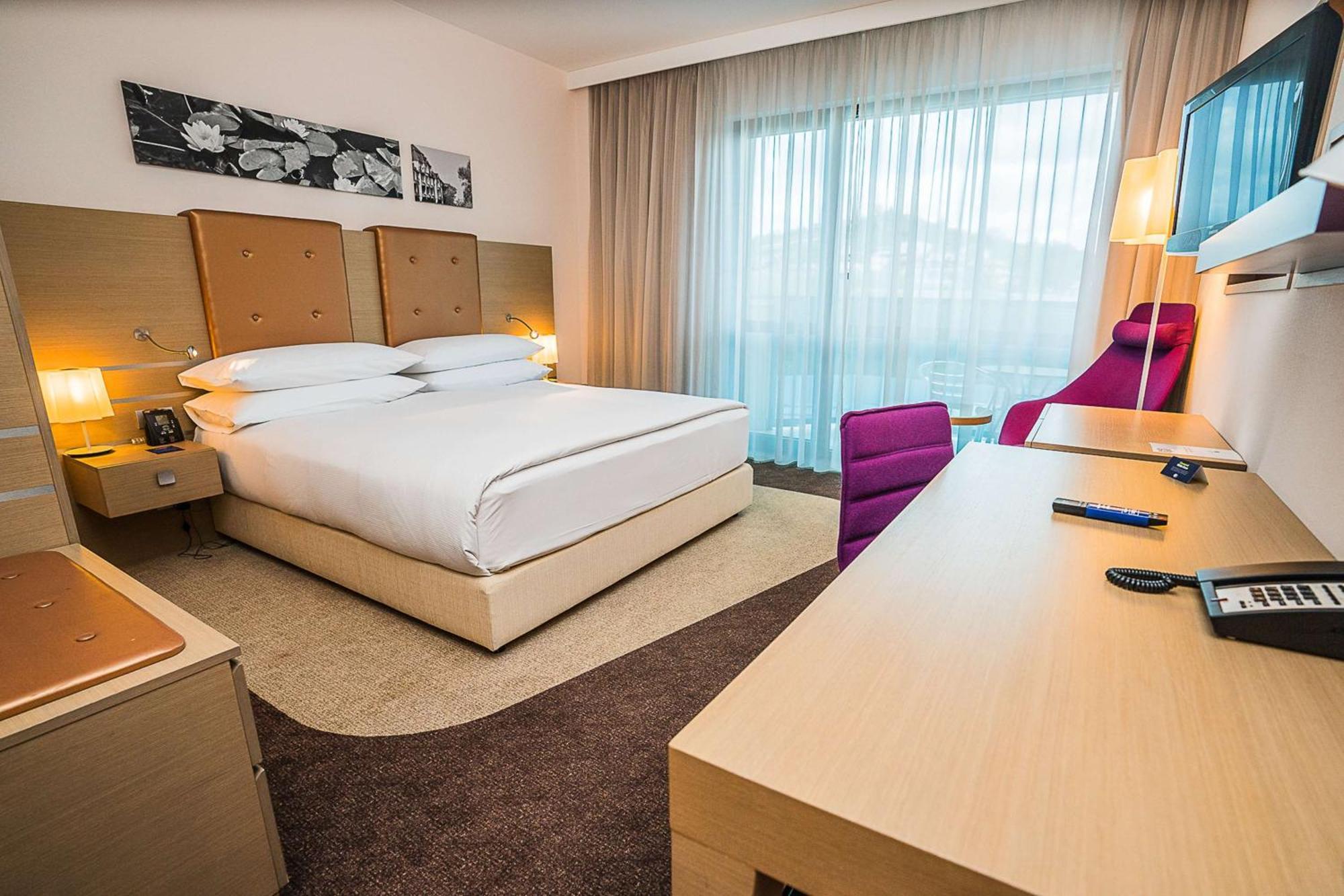 Doubletree By Hilton Oradea Hotel Ngoại thất bức ảnh