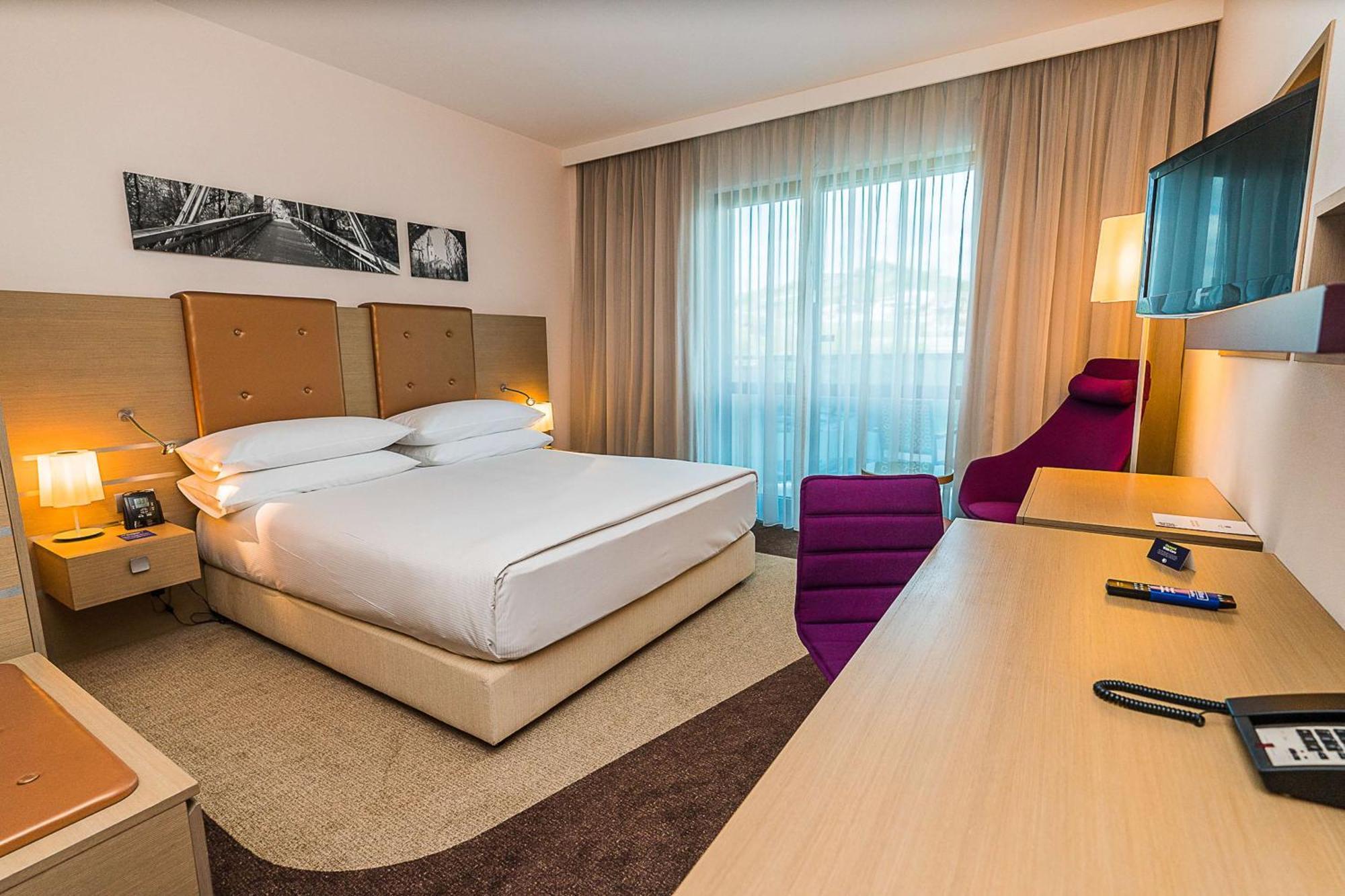 Doubletree By Hilton Oradea Hotel Ngoại thất bức ảnh