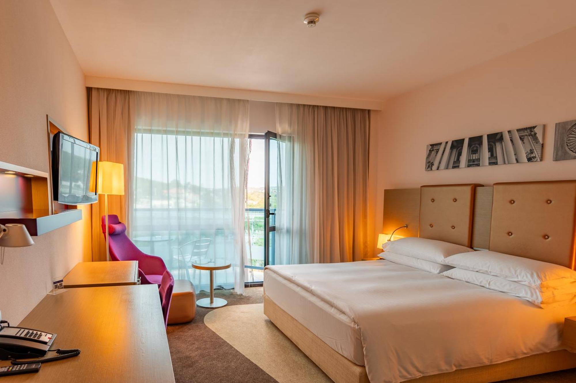 Doubletree By Hilton Oradea Hotel Ngoại thất bức ảnh