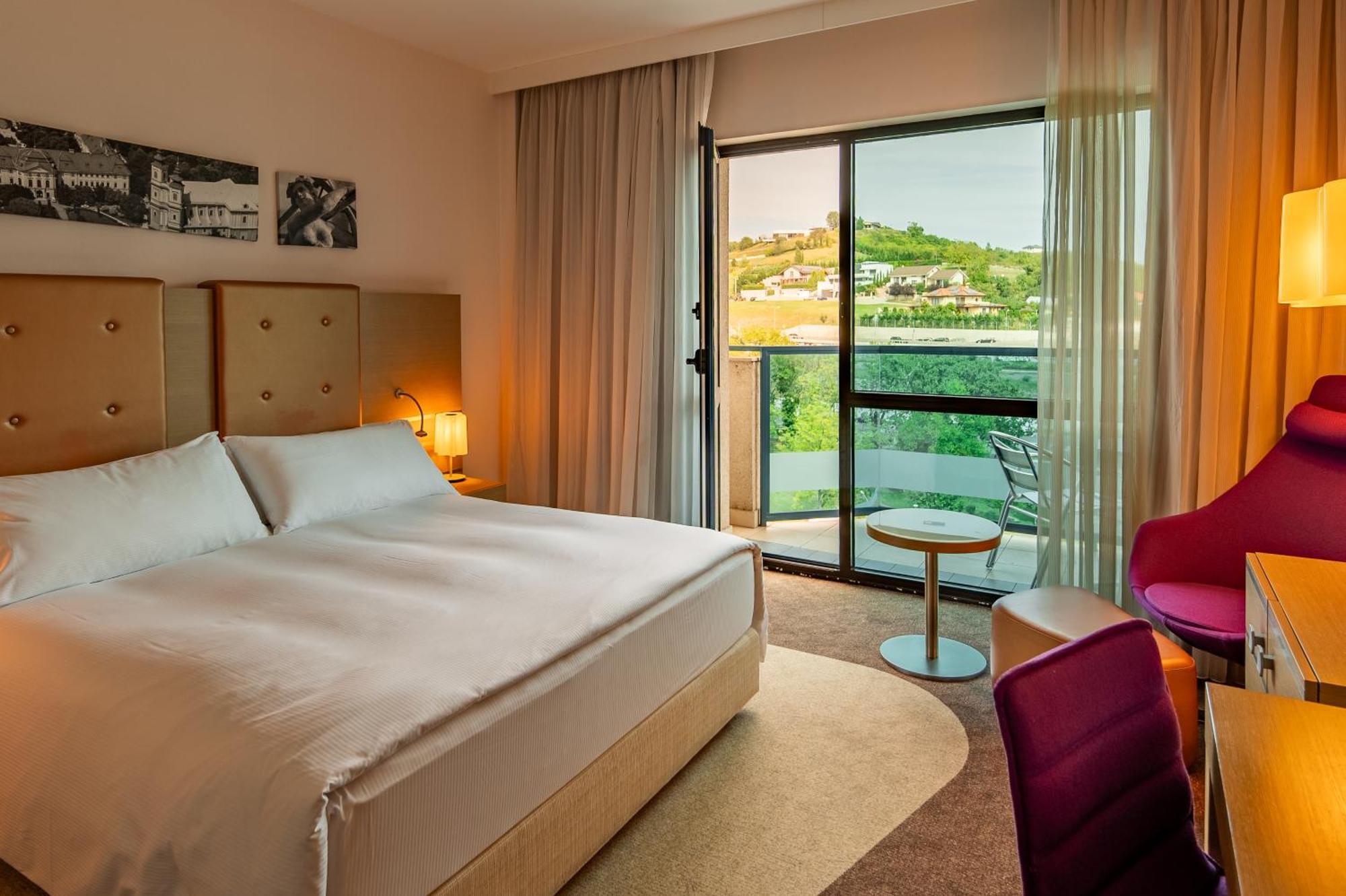 Doubletree By Hilton Oradea Hotel Ngoại thất bức ảnh