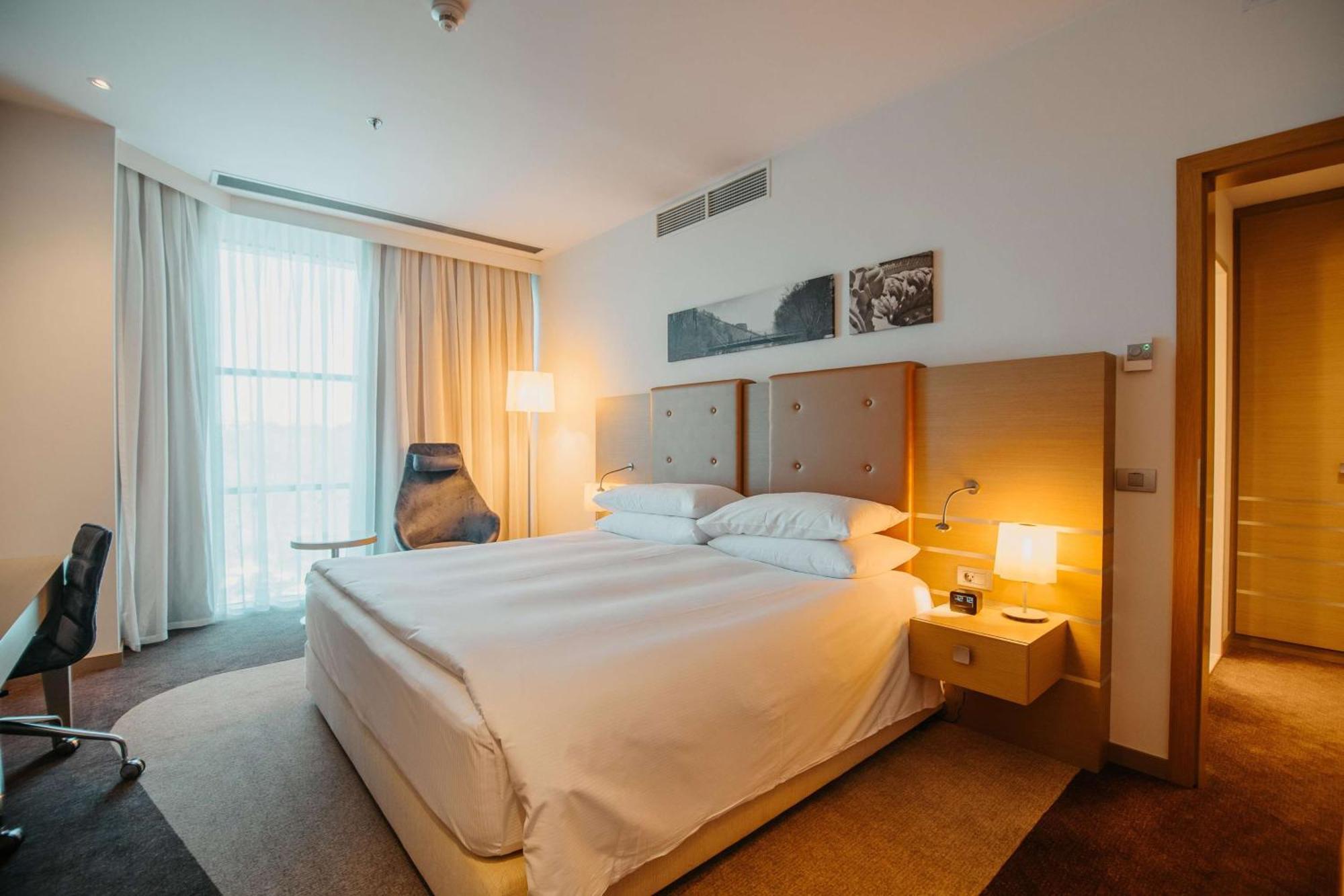 Doubletree By Hilton Oradea Hotel Ngoại thất bức ảnh